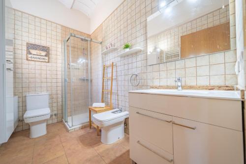 La salle de bains est pourvue de toilettes, d'un lavabo et d'une douche. dans l'établissement HomeHolidaysRentals Paz - Costa Barcelona, à Vallgorguina