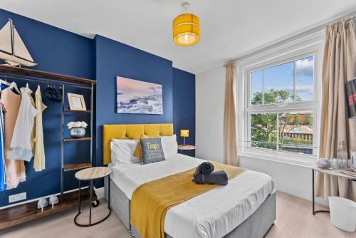 En eller flere senge i et værelse på Pristine House - Sleeps 10 - Amazing Location