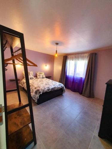 1 dormitorio con litera y espejo en Villa Mon Caprice, en Roquemaure