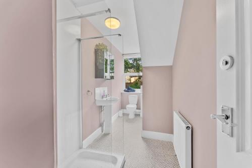 Et badeværelse på Pristine House - Sleeps 10 - Amazing Location