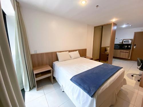 1 dormitorio con 1 cama blanca grande en una habitación en Acomodação Particular no Athos Bulcão - SEM CAFÉ - ao Lado do BRASÍLIA SHOPPING - 3º andar, en Brasilia
