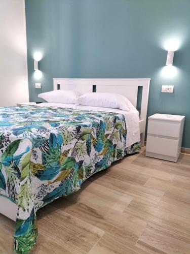 um quarto com uma cama com uma colcha colorida em I 23 PASSI SCAURI em Scauri