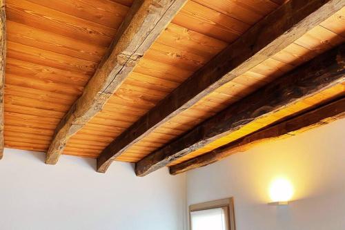 techo con vigas de madera en una habitación en ValdoCaban: Oasis among the Vines, en Santo Stefano