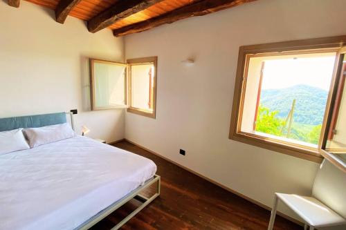1 dormitorio con cama y ventana grande en ValdoCaban: Oasis among the Vines, en Santo Stefano
