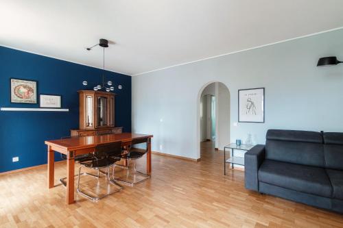 ein Wohnzimmer mit einem Sofa und einem Tisch in der Unterkunft Victoria Apartment by Quokka 360 - simple and practical flat in Locarno in Solduno
