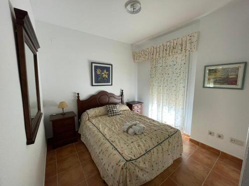 ein Schlafzimmer mit großem Bett und Fenster in der Unterkunft PRECIOSOS APARTAMENTO DE DOS DORMITORIOS in Ayamonte