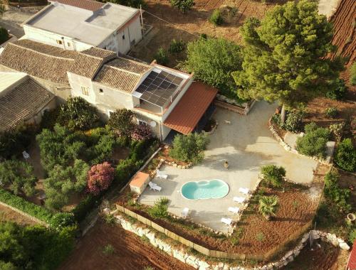 einen Blick über ein Haus mit Pool in der Unterkunft Villa la Giara in Castellammare del Golfo