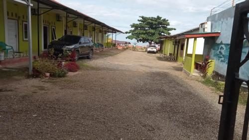 uma rua numa pequena cidade com edifícios em Gabe Homestay em Halangan