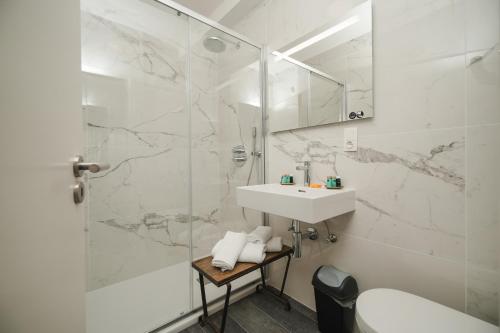 bagno con lavandino e doccia di Aparthotel Yvonne a Ostenda