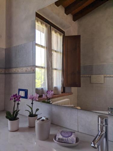 a kitchen counter with a sink and a window at Il poggio più 'n giù in Volterra