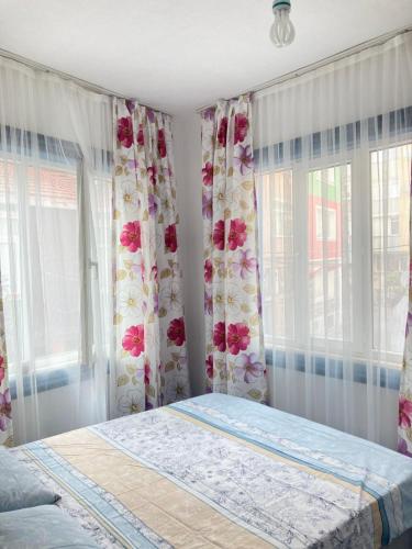 سرير أو أسرّة في غرفة في Merkezde Sessiz ve Bahçeli Ev