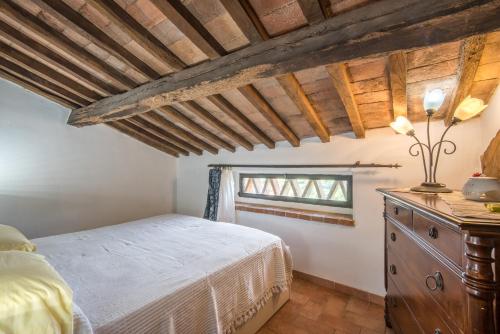 1 dormitorio con cama y ventana en Nonna Gio', en Radicondoli