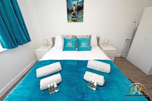 Un dormitorio con una cama azul y blanca con toallas. en Atlas Apartment - The Pillar of Town, en Southampton