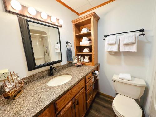 y baño con lavabo, aseo y espejo. en Boat House near Cedar Point Amusement Park, en Sandusky