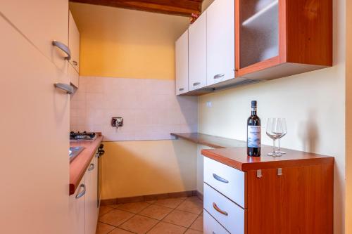 Agriturismo Cantine Bevione - Family Apartmentsにあるキッチンまたは簡易キッチン