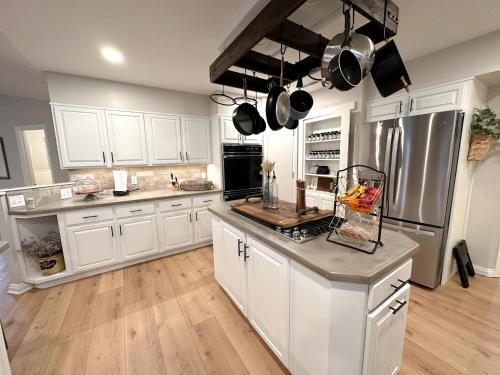 Kuchyň nebo kuchyňský kout v ubytování Group House Sleeps 26 THE ATTIC - 2 Miles to Cedar Point