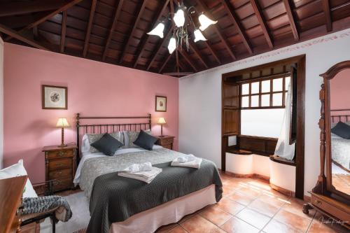 una camera con letto e soffitto in legno di Lightbooking La Morera Villa de Mazo con piscina a Mazo