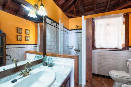 Mazo的住宿－Lightbooking La Morera Villa de Mazo con piscina，一间带水槽和卫生间的浴室