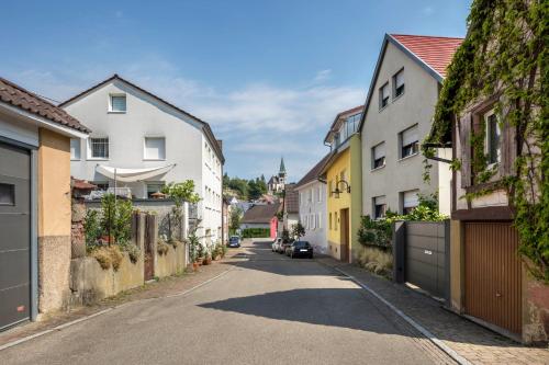 an empty street in a town with buildings at Ferienwohnung Feine Natur in Bahlingen
