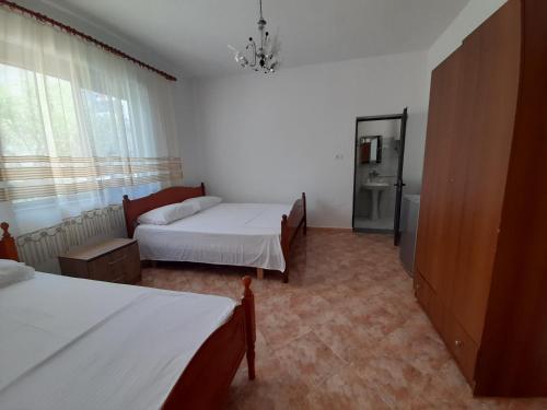pokój hotelowy z 2 łóżkami i kanapą w obiekcie Villa Kurti w Durrës