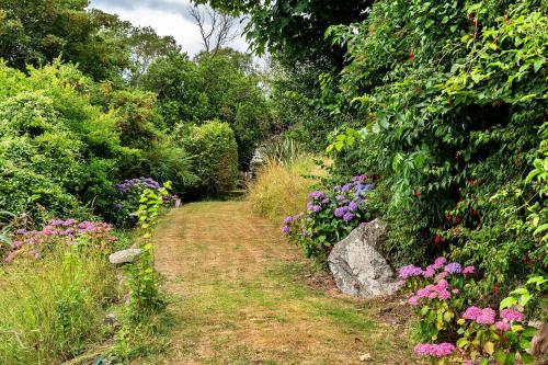 Un jardín fuera de Finest Retreats - Tregatreath