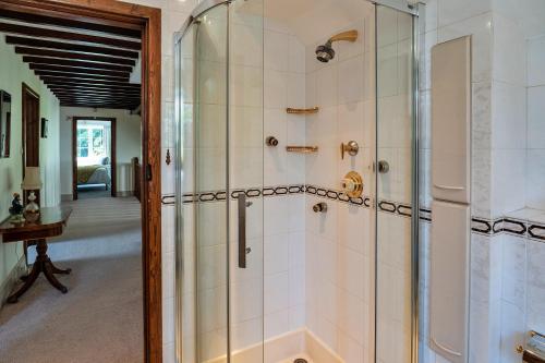 uma casa de banho com um chuveiro e uma porta de vidro em Finest Retreats - Tregatreath em Coverack