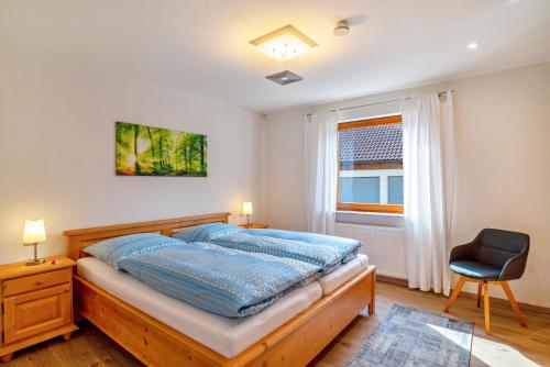 1 dormitorio con 1 cama, 1 silla y 1 ventana en Ferienwohnung Liebich en Bühl