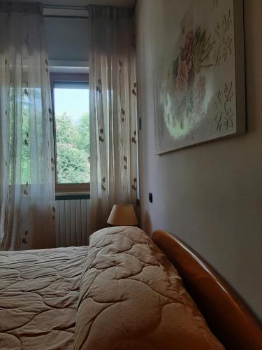 1 dormitorio con cama y ventana en Gufo Azzurro, en Sulmona