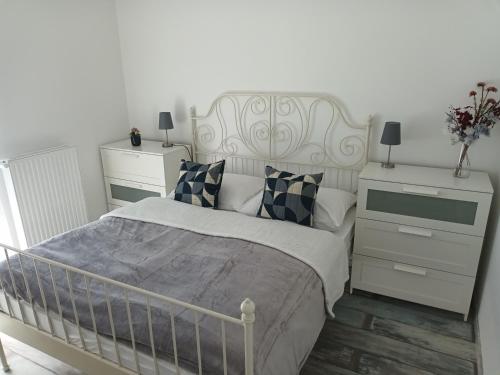 Postel nebo postele na pokoji v ubytování HANDLER Apartman Sopron