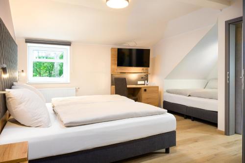 um quarto de hotel com duas camas e uma televisão em Hotel Preyt -Self Check In- em Holtlander Nücke