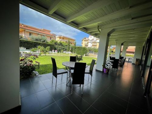 a patio with a table and chairs and a field at Hotel Le Ceramiche in Montalto Uffugo
