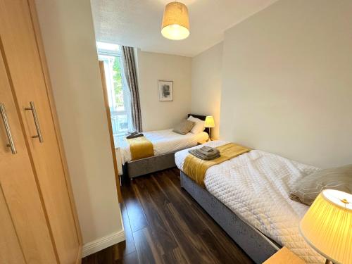 1 dormitorio con 2 camas y ventana en Dublin Apartments, en Dublín