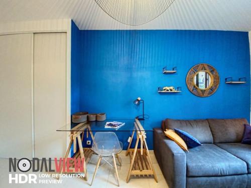 - un salon bleu avec un canapé et une table dans l'établissement Le Libé 207 - Nice centre - Libération, à Nice