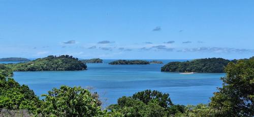 Boca Chica Bay Eco Lodge في بوكاتشيكا: مجموعة جزر بجزء كبير من الماء