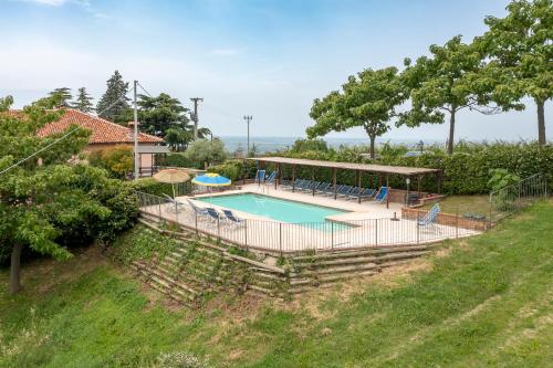 una imagen de una piscina en un patio en Agriturismo Cantine Bevione - Family Apartments, en Farigliano