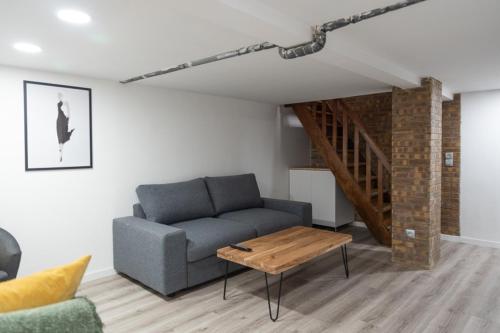 un salon avec un canapé et une table dans l'établissement Spacious and comfortable apartment in Paris 17th, à Paris