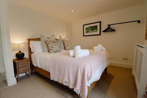 um quarto com uma cama com toalhas em The Little Chantry - Hot Tub, Riverside, Pet Friendly em West Tanfield