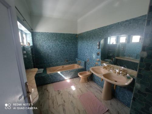une salle de bain avec un lavabo, une baignoire et des toilettes dans l'établissement La maison basque, à Sainte-Livrade-sur-Lot