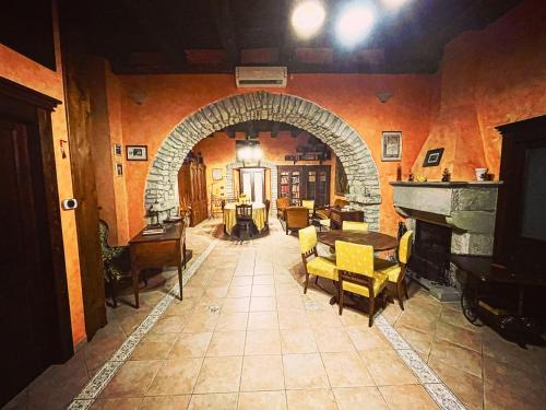 un soggiorno con arco, tavolo e sedie di L'Antica Dimora a Macchiagodena