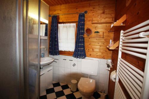 een kleine badkamer met een toilet en een wastafel bij Diekkieker - a90262 in Niederstrich