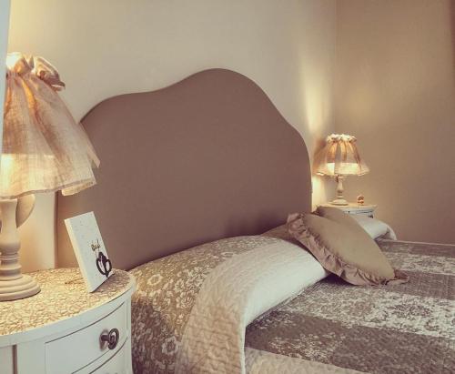 sypialnia z łóżkiem z zagłówkiem i 2 lampami w obiekcie Antica Dimora Stucky w mieście Treviso