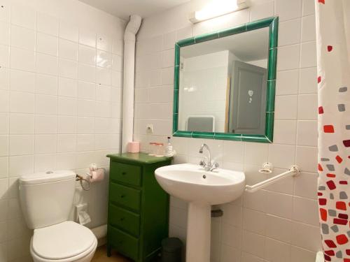 Bilik mandi di Orangerie de Cardet - Maison d'hôtes - B&B