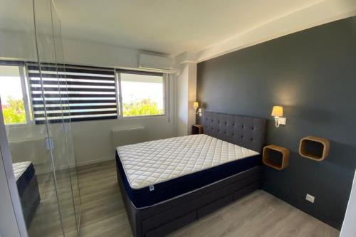 Dormitorio pequeño con cama y ducha en Comfortable cocoon with exceptional sea view, en Vallauris