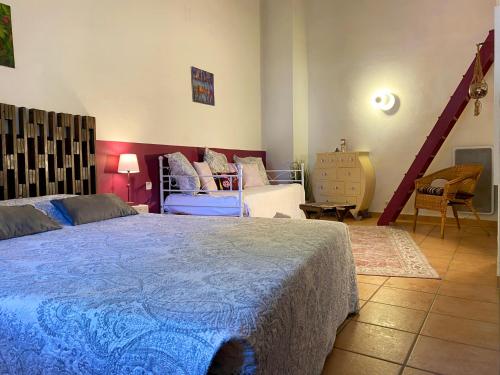 Katil atau katil-katil dalam bilik di Orangerie de Cardet - Maison d'hôtes - B&B