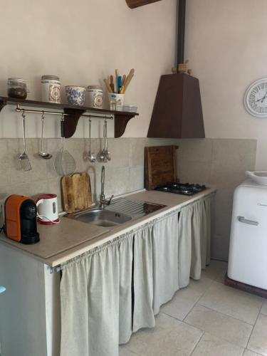 un bancone della cucina con lavandino e piano cottura di Casa Uliveto ad Alberobello
