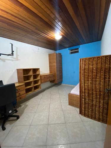 a room with a bed and a desk at Quarto com banheiro privativo Vibra e Transamerica SP in Sao Paulo