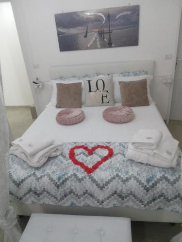 ein Bett mit Handtüchern und einem Herz darauf in der Unterkunft Capri house in Fasano