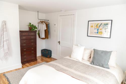 1 dormitorio con 1 cama y vestidor en Le Boulevard par Maison Dudley en Lac-Mégantic