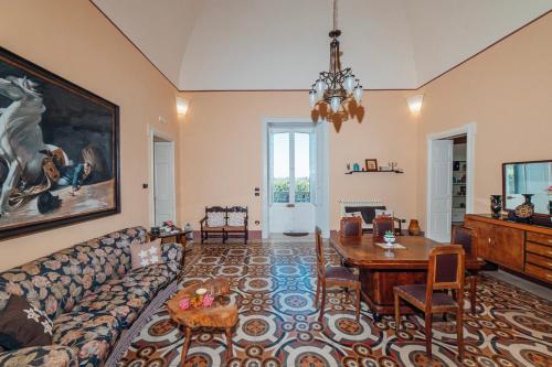 Televisyen dan/atau pusat hiburan di SUITE PRIVATE CON BAGNO - Aria condizionata - 16 minuti dal mare