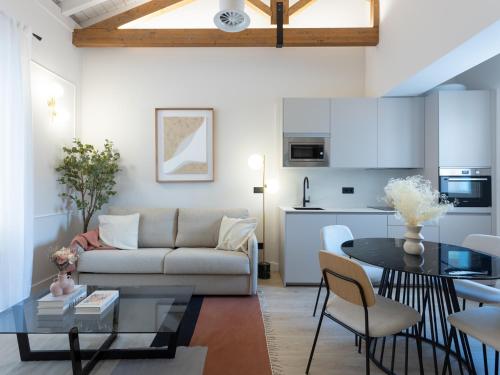 uma sala de estar com um sofá e uma mesa em Meraki Suites em Astorga